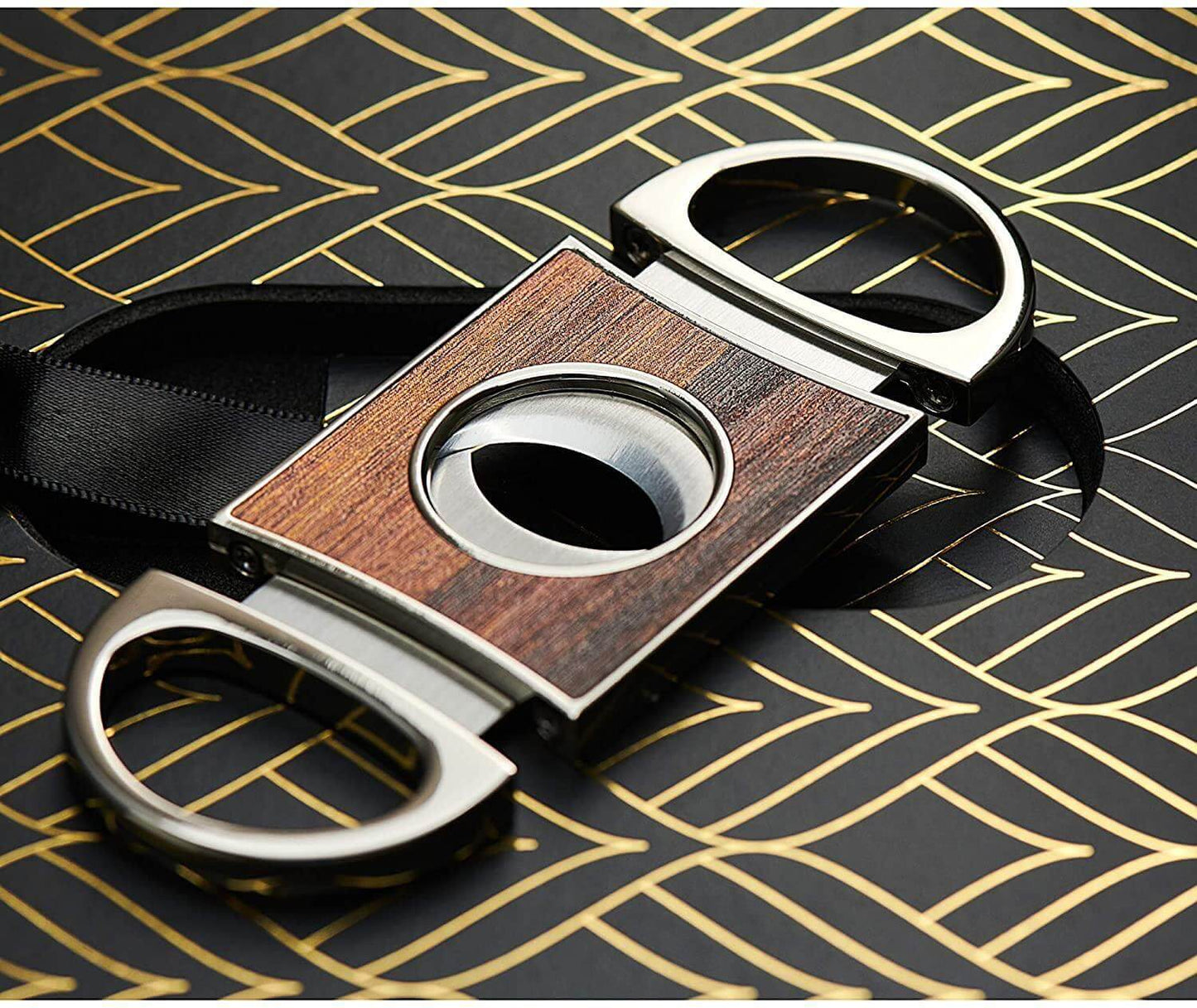 The Gentleman’s Set – Premium Whiskey and Cigar Gift Set for Aficionados