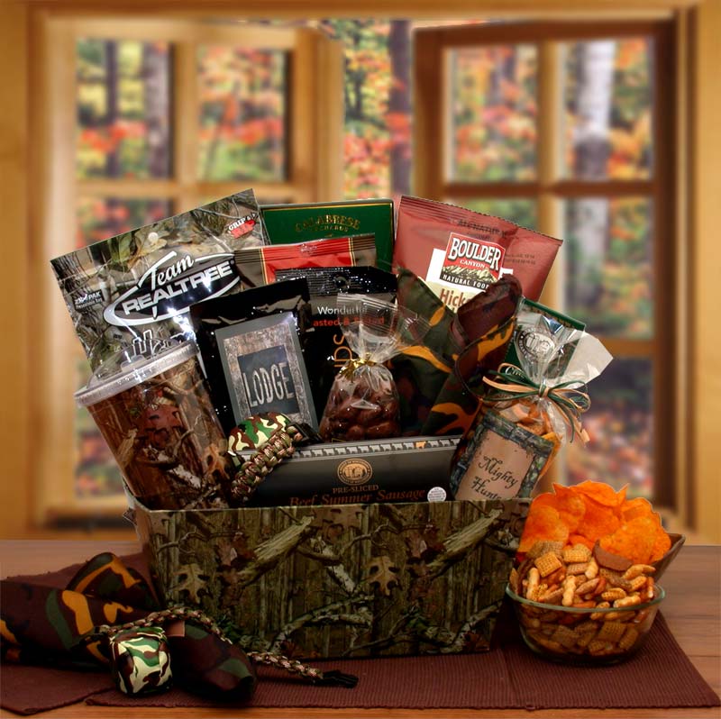 Camo-themed gift set for hunters and outdoorsmen featuring insulated travel mug, paracord bracelet, beef jerky, trail mix, coffee, and snacks. Packed in a reusable camouflage box, perfect for birthdays, Father’s Day, or military care packages.